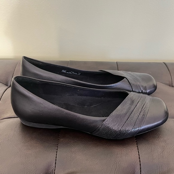 Clarks flats - Picture 2 of 7